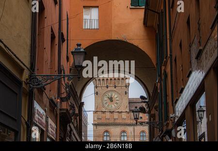 Zu den Schönheiten Italiens gehören die Gassen von Bologna, die am meisten unterirdisch zu besichtigen sind Stockfoto