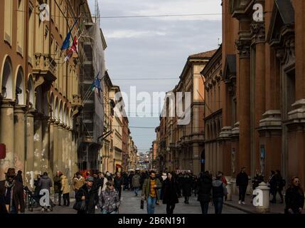 Zu den Schönheiten Italiens gehören die Gassen von Bologna, die am meisten unterirdisch zu besichtigen sind Stockfoto