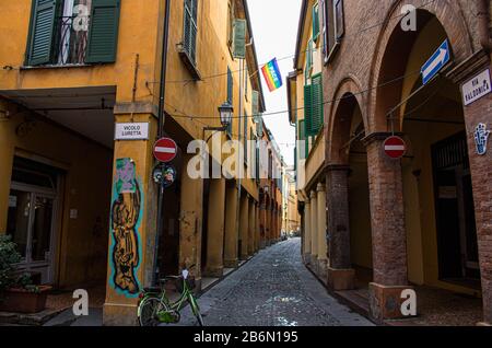 Zu den Schönheiten Italiens gehören die Gassen von Bologna, die am meisten unterirdisch zu besichtigen sind Stockfoto