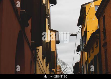 Zu den Schönheiten Italiens gehören die Gassen von Bologna, die am meisten unterirdisch zu besichtigen sind Stockfoto