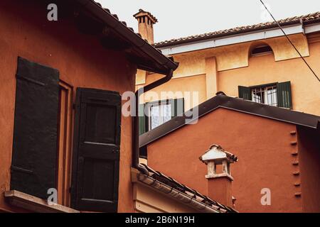 Zu den Schönheiten Italiens gehören die Gassen von Bologna, die am meisten unterirdisch zu besichtigen sind Stockfoto