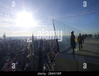 Manhattan, New York, USA. März 2020. Am Mittwoch, den 11. März 2020, besichtigen die Menschen die Blicke auf New Jersey und die Skyline von Manhattan in einer Pressevorschau des Edge Sky Deck in Hudson Yards in New York City. Edge, das höchste Outdoor-Deck der westlichen Hemisphäre, bietet einen unvergleichlichen 360-Grad-Blick auf die kultige Skyline von New York City. Credit: UPI/Alamy Live News Stockfoto