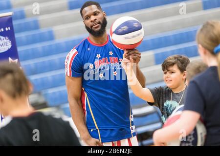 Clute, Texas, USA. März 2020. Fans werden während der Pushing The Limits World Tour von den Harlem Globetrotters an der Brazoswood High School in Clute, Texas, engagiert. Prentice C. James/CSM/Alamy Live News Stockfoto