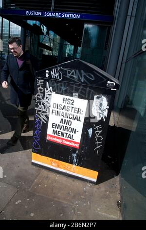 Euston Square Station. "Evening Standard"-Überschrift, die besagt, dass HS2 eine Katastrophe ist, finanziell und ökologisch; Stockfoto