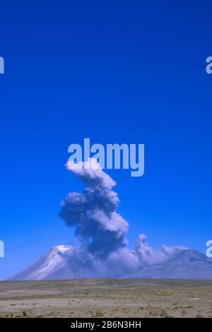 Peru, Altiplano, Sabancaya Volcano in Eruption, 19.391 Fuß in Höhe Stockfoto