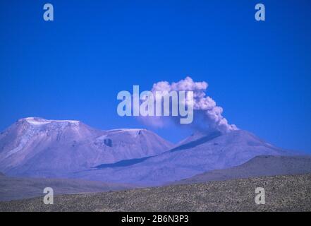 Peru, Altiplano, Sabancaya Volcano in Eruption, 19.391 Fuß in Höhe Stockfoto