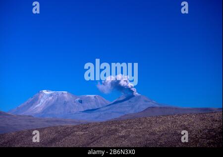 Peru, Altiplano, Sabancaya Volcano in Eruption, 19.391 Fuß in Höhe Stockfoto