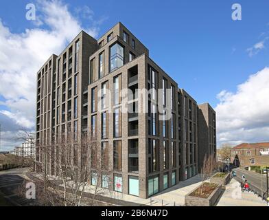 Harrington House, ein neuer, 13-stöckiger, mit Backstein verkleideter Wohnblock an der St Dunstans Road, Woking, Großbritannien. Stockfoto