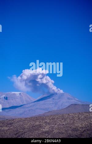 Peru, Altiplano, Sabancaya Volcano in Eruption, 19.391 Fuß in Höhe Stockfoto