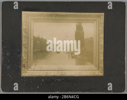 Fotoreproductie van schilderij van Willem Witsen met de Oudeschans en de Montelbaanstoren Foto Reproduktion des Gemäldes von Willem Witsen The Oude Schans und Montelbaanstoren Objektart : Foto Artikelnummer: RP-FW 2194 Hersteller: Fotograf: Anonyme Ortsfertigung: Niederlande Datum: CA. 1860 - ca. Technische Merkmale: Tageslicht-Gelatine-Silberdruck auf Papier auf Karton : Fotopapier, Papierpapiertechnik: Tagesgelatine Silberdruck Abmessungen: Bild: H 98 mm × W 127 mmsecundaire Träger: H 138 mm × W 188 mmOnderwerp Stockfoto