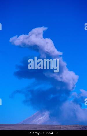 Peru, Altiplano, Sabancaya Volcano in Eruption, 19.391 Fuß in Höhe Stockfoto