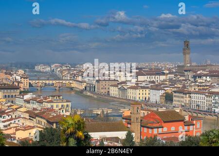 FLORENZ ITALIEN BLICK AUF DIE STADT MIT UFFIZI-UHRTURM UND PONTE VECCHIO ÜBER DEN FLUSS ARNO BLAUER HIMMEL UND WOLKEN Stockfoto