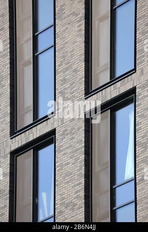 Harrington House, ein neuer, 13-stöckiger, mit Backstein verkleideter Wohnblock an der St Dunstans Road, Woking, Großbritannien. Stockfoto