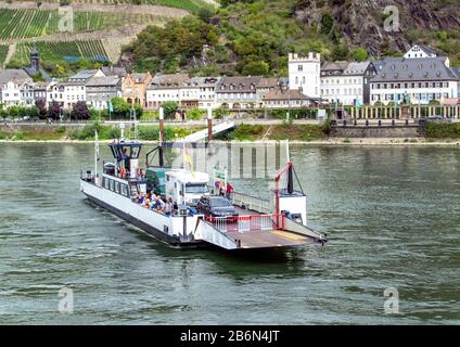 Kleinwagenfähre über den Rhein bei Kaub. Stockfoto