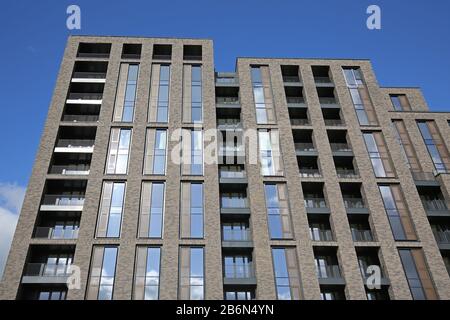 Harrington House, ein neuer, 13-stöckiger, mit Backstein verkleideter Wohnblock an der St Dunstans Road, Woking, Großbritannien. Stockfoto