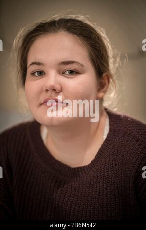 Nur Gesicht, Nahaufnahme des Porträts eines 14 Jahre alten Teenager-Mädchens. Stockfoto