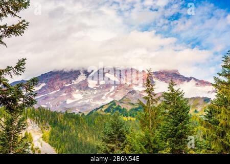 Blick auf Mount Rainier im Mount Rainier National Park, Washington, USA Stockfoto