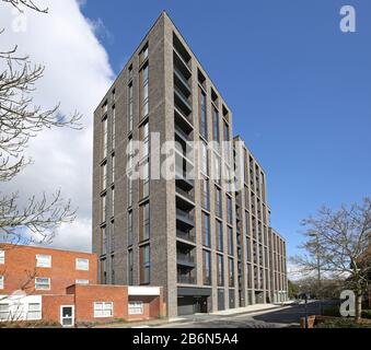 Harrington House, ein neuer, 13-stöckiger, mit Backstein verkleideter Wohnblock an der St Dunstans Road, Woking, Großbritannien. Stockfoto