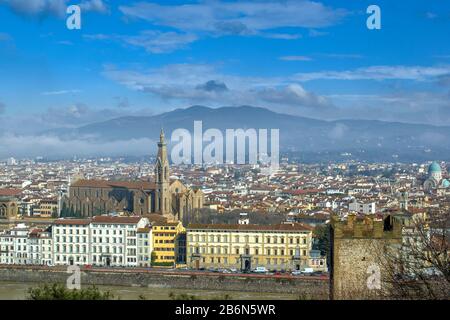 FLORENCE ITALIEN MORGENNEBEL EIN BLAUER HIMMEL MIT WOLKEN ÜBER DEN HÜGELN UND DER SANTA CROCE KIRCHE Stockfoto