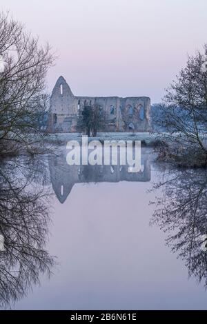 Die Ruinen von Newark Priory am Ufer des Flusses Wey in der Nähe von Pyrford, Surrey, England Stockfoto