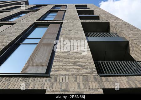 Harrington House, ein neuer, 13-stöckiger, mit Backstein verkleideter Wohnblock an der St Dunstans Road, Woking, Großbritannien. Stockfoto