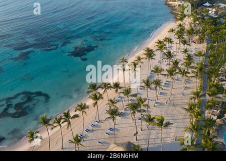 Blick auf den schönen weißen Strand in Punta Cana, Dominikanische Republik Stockfoto