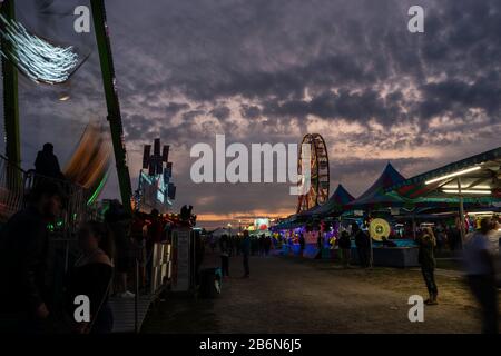 Piratenschiff Und Riesenrad Auf Der Lindsay Central Exhibition Stockfoto