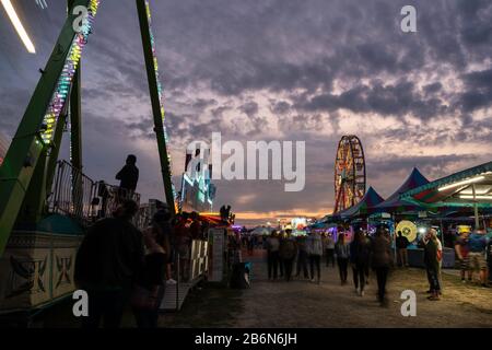 Piratenschiff Und Riesenrad Auf Der Lindsay Central Exhibition Stockfoto