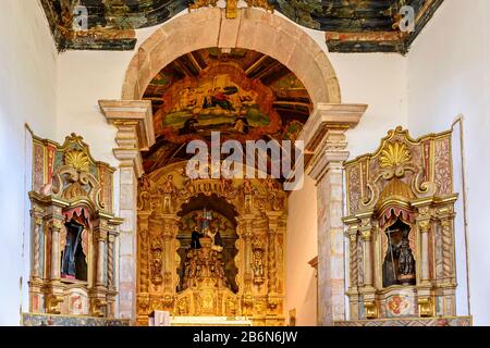 Das Innere der historischen Kirche aus dem 18. Jahrhundert im vergoldeten Stil des Barock in der antiken Stadt Tiradentes in Minas Gerais Stockfoto