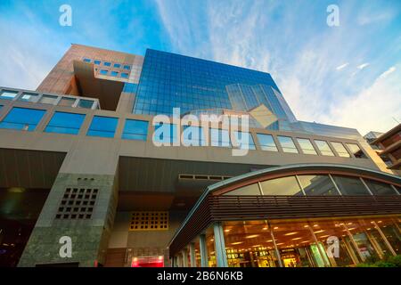 Kyoto, Japan - 27. April 2017: Gebäude der Kyoto-Station von der Karasuma-Seiteneinfahrt in der Dämmerung, einem großen Bahnhof und Verkehrsknotenpunkt in Kyoto Stockfoto