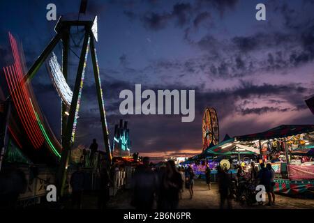 Piratenschiff Und Riesenrad Auf Der Lindsay Central Exhibition Stockfoto