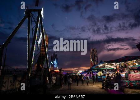 Piratenschiff Und Riesenrad Auf Der Lindsay Central Exhibition Stockfoto