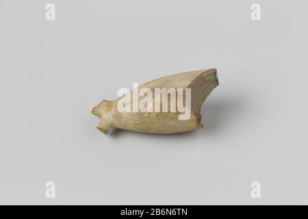 Rohr, Schüssel, Heelmark: Gekrönt 47; Fragment, 2hsm2. Hersteller : AnoniemPlaats Herstellung: Nederland dating: 1700 - in of Voor 13-aug-1743 Material: Pijpaarde Abmessungen: L 4,9 cm. × d 2,1 cm. Datum: 1743-08-13 - 1743-08-13 Stockfoto