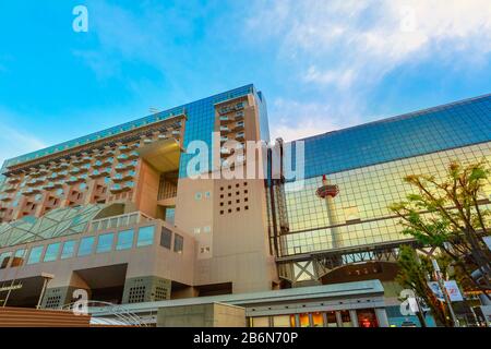 Kyoto, Japan - 27. April 2017: Kyoto Station at Sunset, großer Bahnhof und Verkehrsknotenpunkt in Kyoto. Kyoto-Turm mit Aussichtsplattform Stockfoto