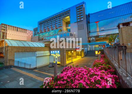Kyoto, Japan - 27. April 2017:f Kyoto Tower an der Glasfassade des Gebäudes der Kyoto Station von der Seite Karasuma. Der Bahnhof Kyoto ist ein wichtiger Bahnhof und Stockfoto