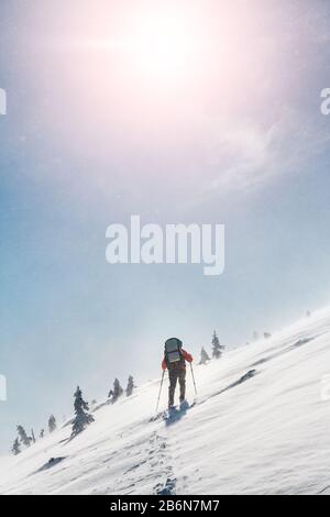 Skitouren unter extremen Winterbedingungen bei Schneesturm und blizzard Stockfoto