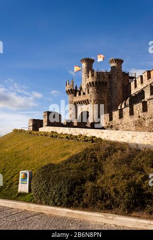 Haus oder Haupteingang der Templerburg in Ponferrada, dem Bierzo, Spanien. Ein Meilenstein auf dem Jakobsweg. Stockfoto