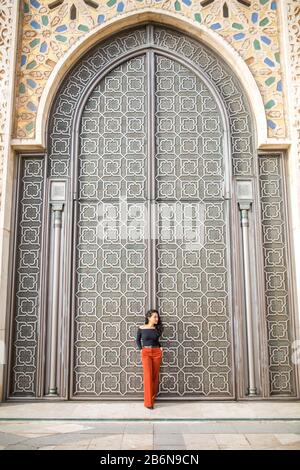 Junge schöne Frau, die die Hassan-II-Moschee in Casablanca erkundet. Stockfoto