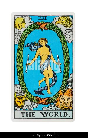 Die von Pamela Colman Smith unter Aufsicht von Arthur Edward Waite entworfene World Tarot Card von den Rider Tarot Cards isolierte auf weißem Hintergrund Stockfoto