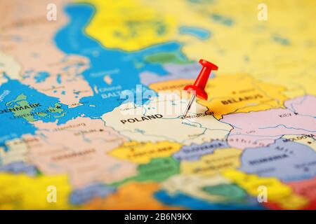 Die Position des Ziels auf der Karte Polen wird durch einen roten Druckstift gekennzeichnet. Polen ist auf der Karte mit einem roten Knopf markiert Stockfoto