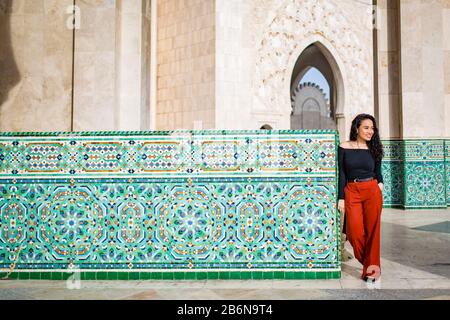 Junge schöne Frau, die die Hassan-II-Moschee in Casablanca erkundet. Stockfoto