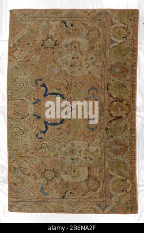 Fragment van een zijden tapijt Fragment van een tapijt, een zogenaamd Polentapijt, van geknoopte zijde. Het middenveld is versierd met spiraalranken uitlopend in blavormen en wolkenbanden. Het secundaire versieringsysteem draag lotusbloemen en palmetten. Het middenveld wordt omlijst door een Rand met een floraalpatroon. Hersteller : Vervaardiger: AnoniemPlaats Herstellung: Isfahan dating: CA. 1600 - ca. 1625 Material: Katoen zijde Techniek: Knallabmessungen: H 95 cm. × b 150 cm. Stockfoto