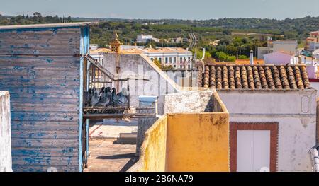 Traditioneller Taubenkäfig auf den Dächern der Stadt Moncarapacho, Portugal Stockfoto