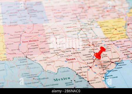 Rote Schreibnadel auf einer Karte der USA, Texas und der Hauptstadt Austin. Nahaufnahme Karte Texas mit Red Tack, US-Kartenstift Stockfoto