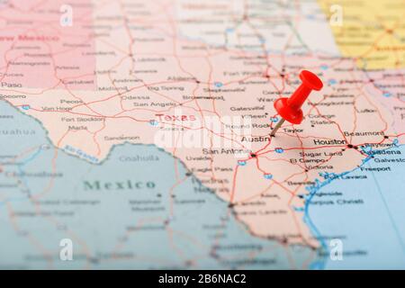 Rote Schreibnadel auf einer Karte der USA, Texas und der Hauptstadt Austin. Nahaufnahme Karte Texas mit Red Tack, US-Kartenstift Stockfoto