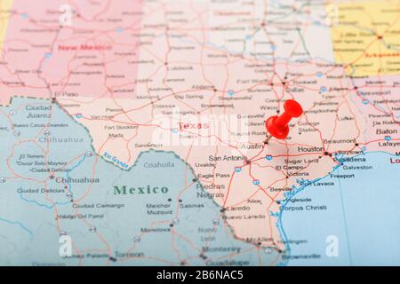 Rote Schreibnadel auf einer Karte der USA, Texas und der Hauptstadt Austin. Nahaufnahme Karte Texas mit Red Tack, US-Kartenstift Stockfoto