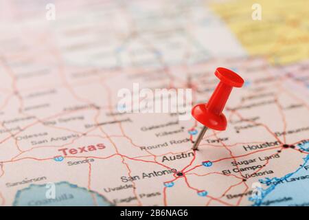 Rote Schreibnadel auf einer Karte der USA, Texas und der Hauptstadt Austin. Nahaufnahme Karte Texas mit Red Tack, US-Kartenstift Stockfoto