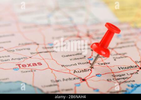 Rote Schreibnadel auf einer Karte der USA, Texas und der Hauptstadt Austin. Nahaufnahme Karte Texas mit Red Tack, US-Kartenstift Stockfoto