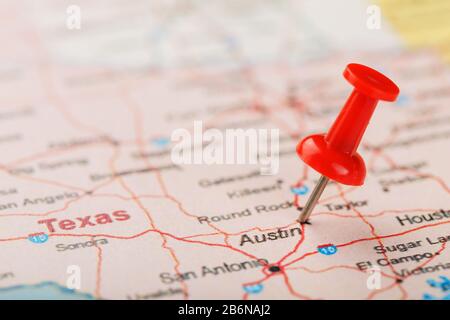 Rote Schreibnadel auf einer Karte der USA, Texas und der Hauptstadt Austin. Nahaufnahme Karte Texas mit Red Tack, US-Kartenstift Stockfoto