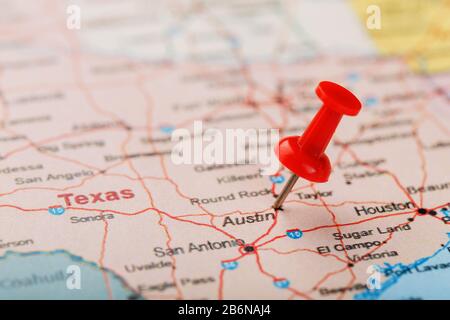 Rote Schreibnadel auf einer Karte der USA, Texas und der Hauptstadt Austin. Nahaufnahme Karte Texas mit Red Tack, US-Kartenstift Stockfoto